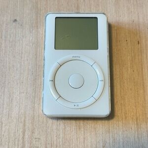 Apple iPod Classic 2nd Gen White Model:A1019 10GB “UNTESTED” No Charg Read Blw!